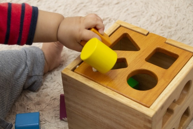 知育玩具であそぶ赤ちゃん