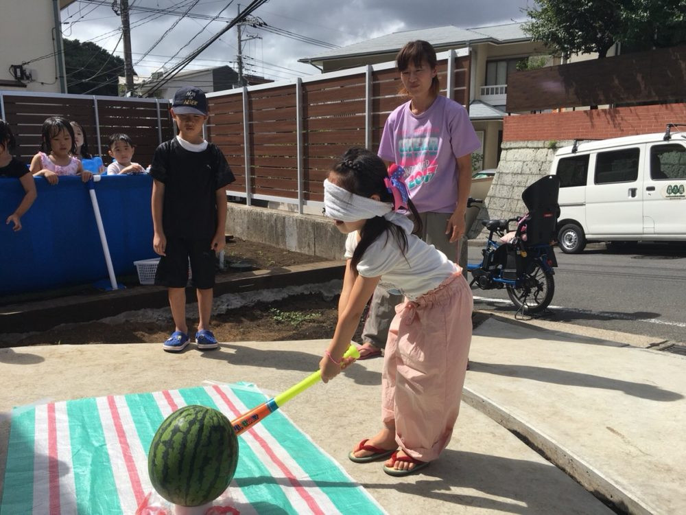 夏祭りのスイカ割り