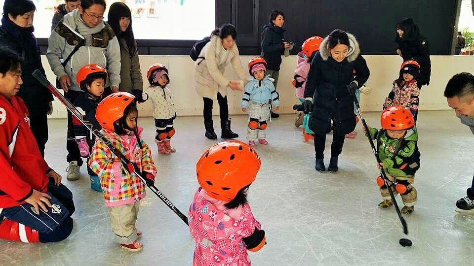 親子でスケートを楽しむ様子