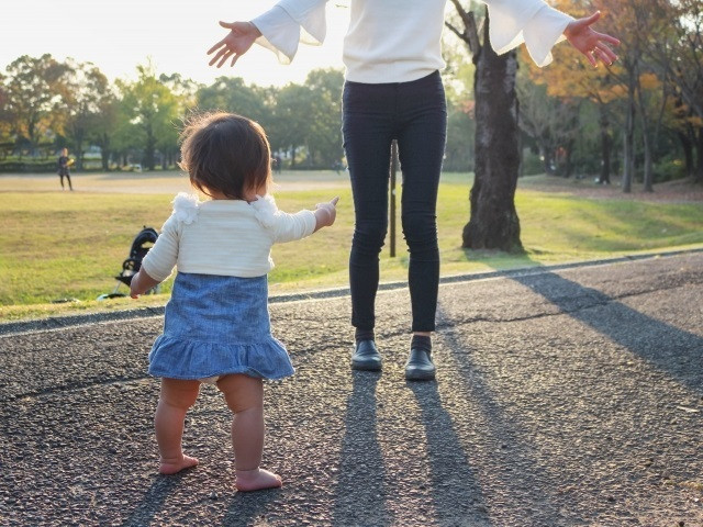 ママと赤ちゃんで歩く練習