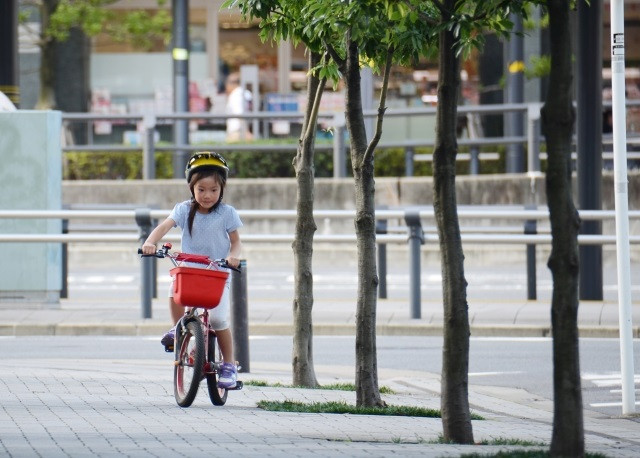 早ければ3歳から乗れる！　補助輪なしの自転車に乗るための練習方法とコツ。
