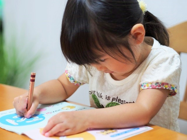 乳児期の運動発達がカギ～鉛筆が正しく持てるようになるために～