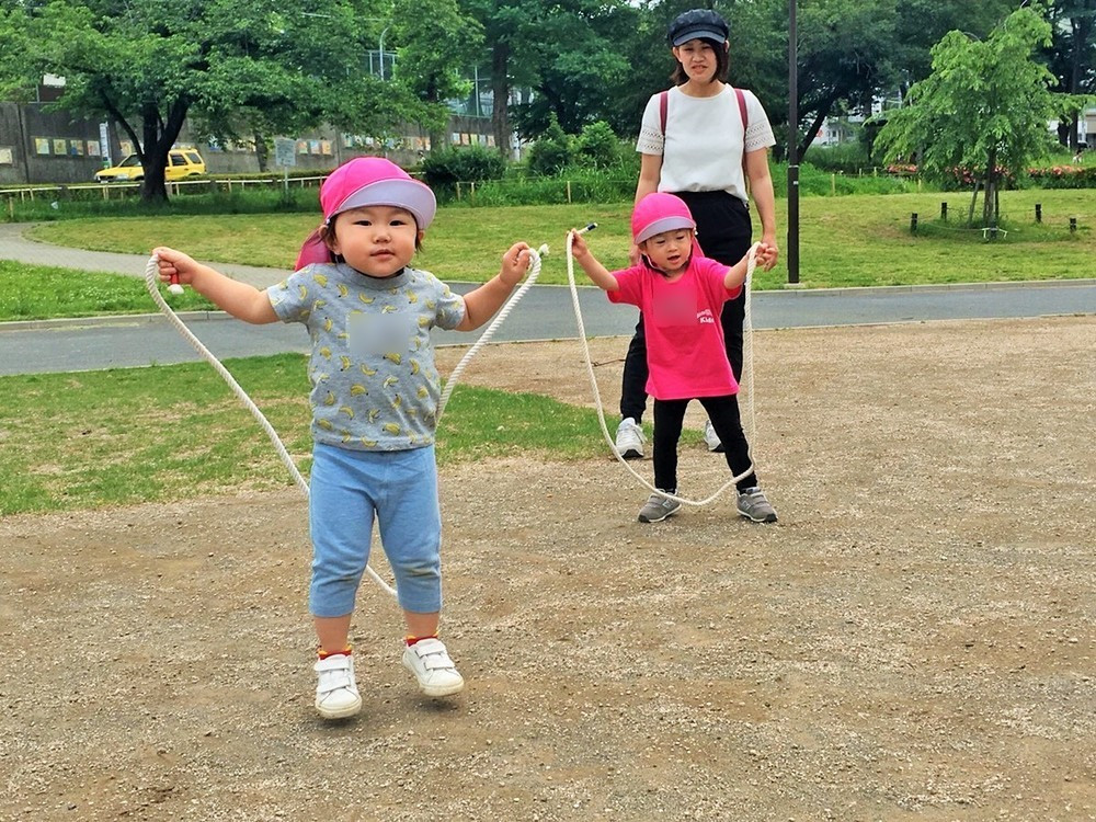 公園あそびは盛りだくさん！　縄跳び、昆虫探し、お砂場あそびを満喫！