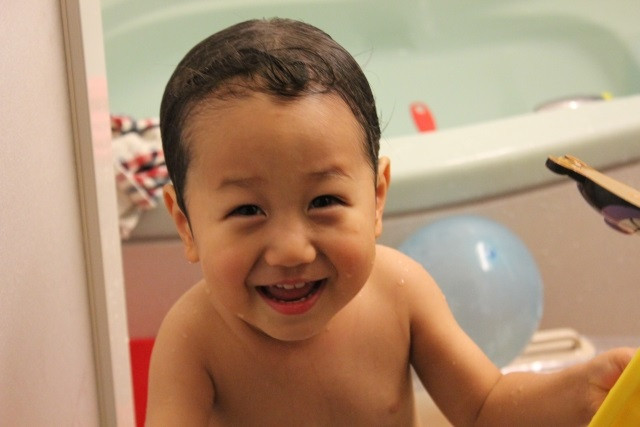 【for Baby＆Kids】「水が怖い」はお風呂で克服！　～幼い子の水遊びは段階を追って～