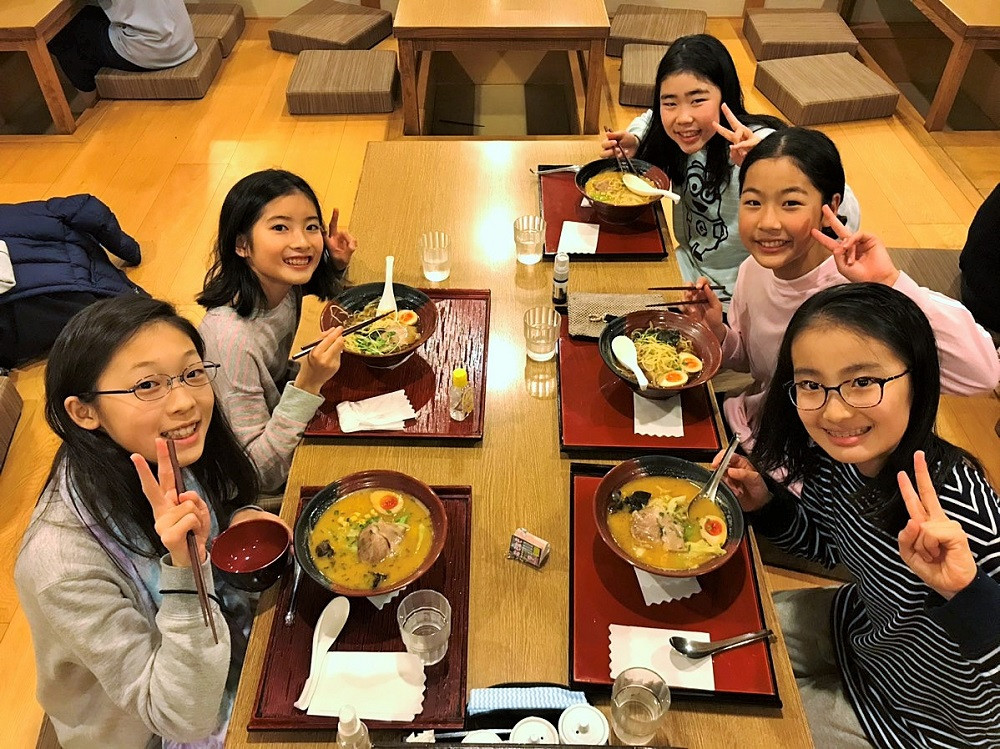 Youth合同合宿　ラーメンを食べているところ