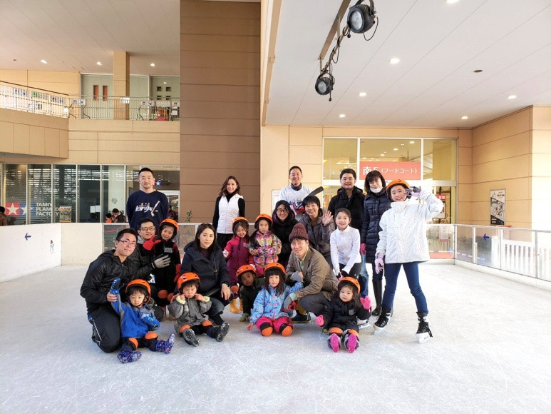 【レポート】はじめての氷上体験＆迫力あるプロの演技にも大興奮の「長ぐつでスケート教室」。