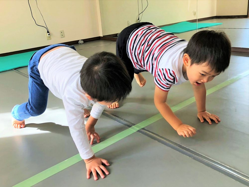 幼いうちは、特定のスポーツではなく、全身運動を