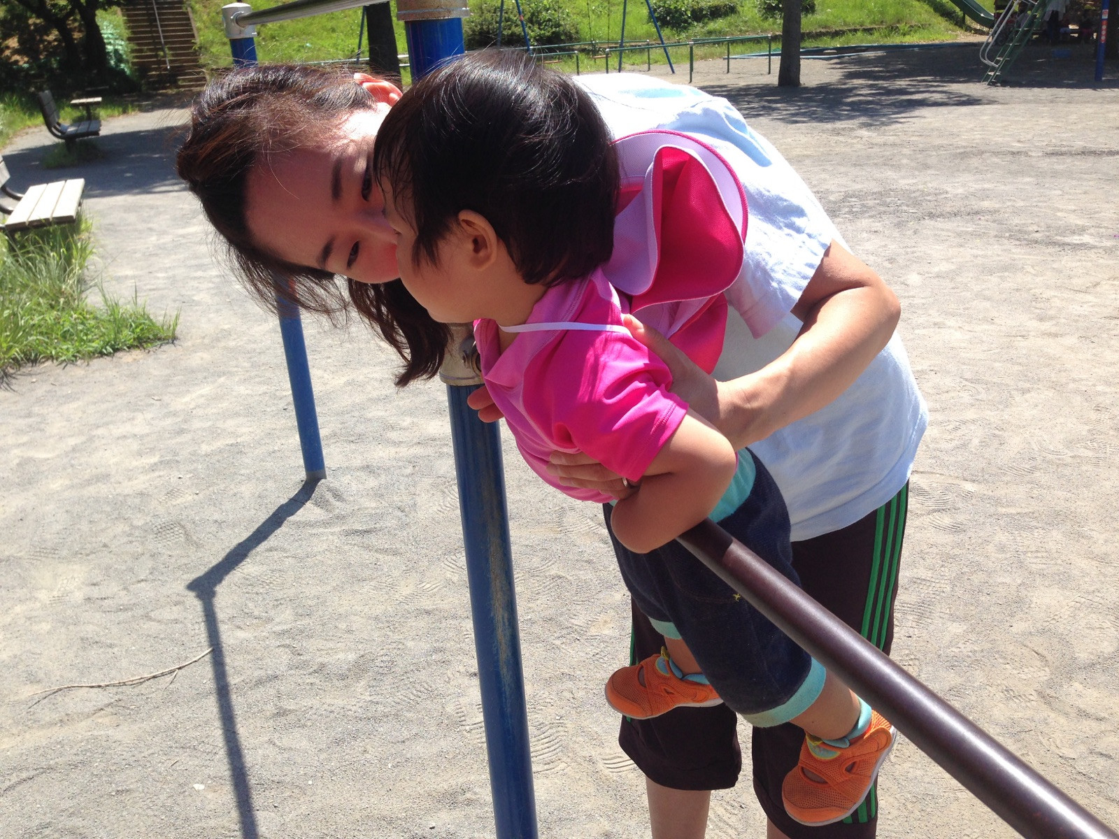 未就園児の鉄棒あそび～つかむ・ぶら下がる経験を赤ちゃんの時から～