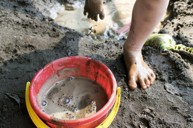はだしで遊ぼう！ 五感の刺激で創造性豊かに。