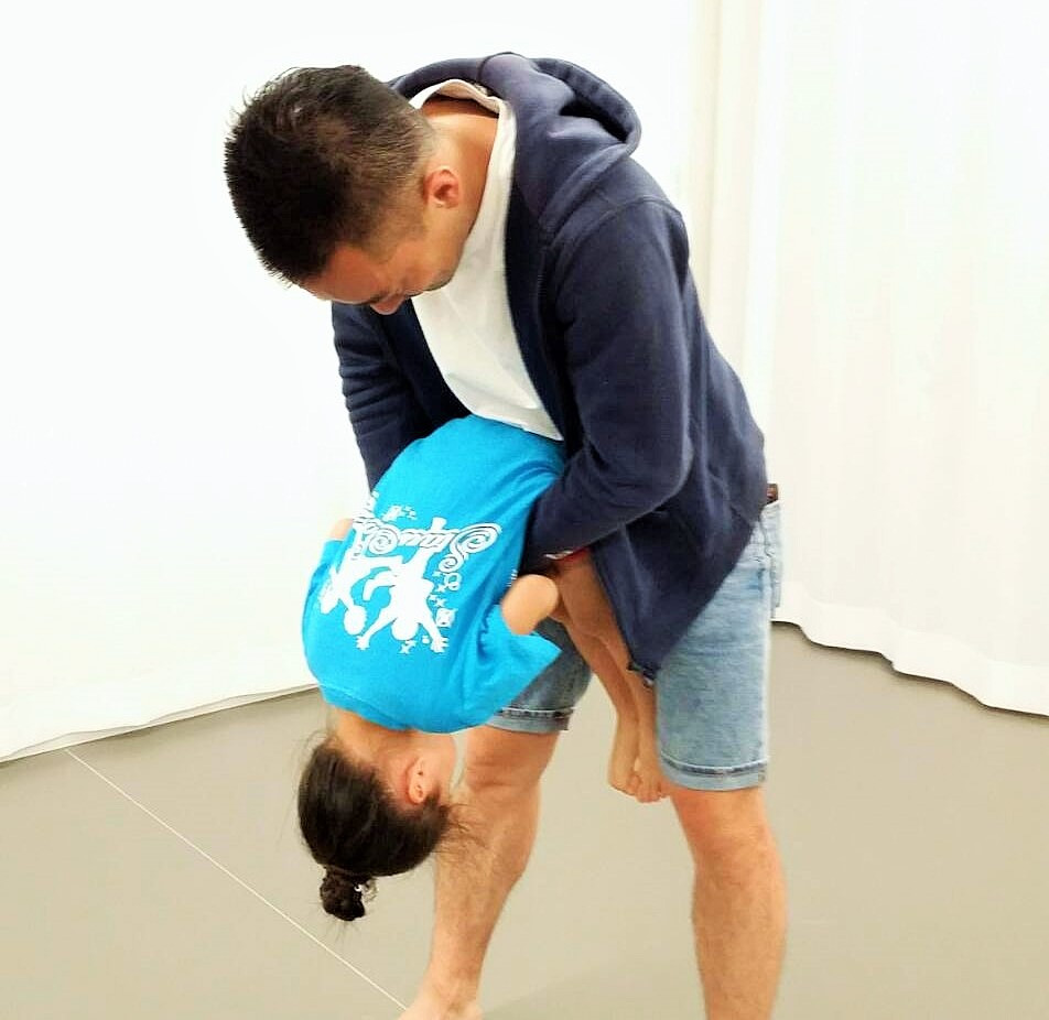 鉄棒の練習でお布団