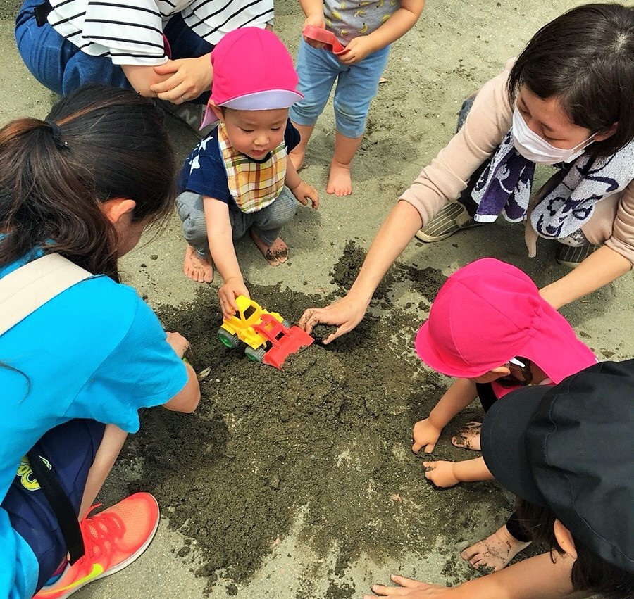 公園あそびは盛りだくさん！　縄跳び、昆虫探し、お砂場あそびを満喫！