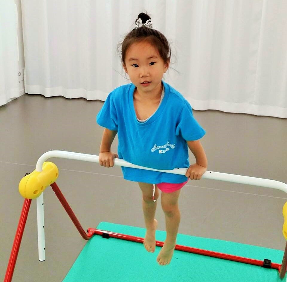 鉄棒の練習で小鳥