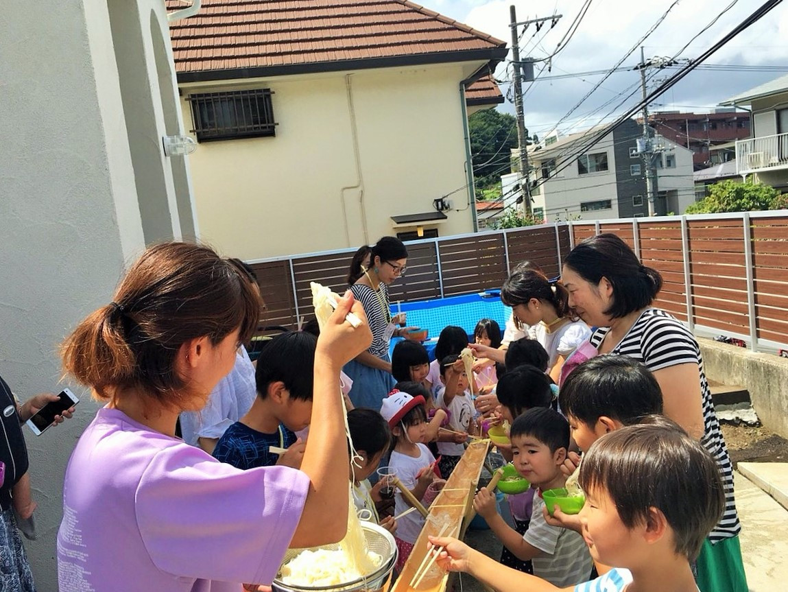 夏祭りの流しそうめん