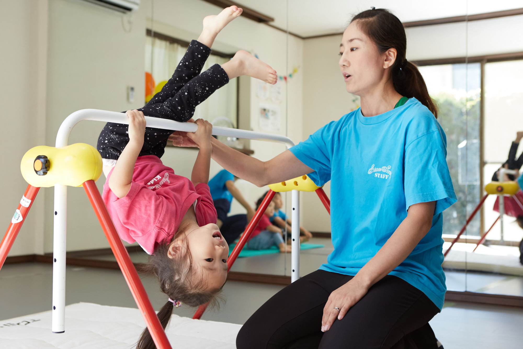 室内でのプレベビーチア、今回は鉄棒にチャレンジ！