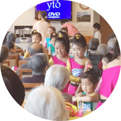 チームメイトを思いやり、助け合う気持ちが育ち、チア以外の生活においてもボランティア精神を身につけることができる（年に数回、老人ホーム慰問実施 、保育園訪問などの地域交流）